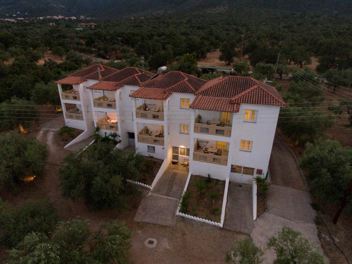 Elaionas Aparthotel Leonídion Екстериор снимка